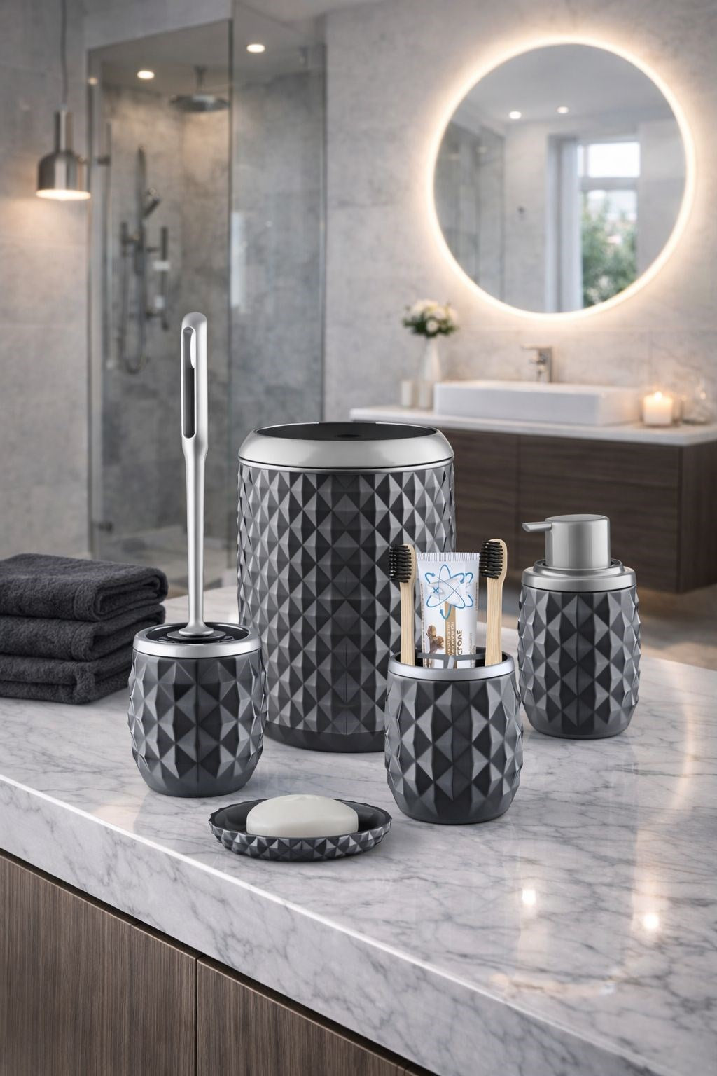 Ananas Desenli Banyo Aksesuar Seti – Click Kapaklı Çöp Kovası, Tuvalet Fırçası ve Lavabo Üstü Set (5 Parça)