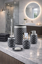 Ananas Desenli Banyo Aksesuar Seti – Click Kapaklı Çöp Kovası, Tuvalet Fırçası ve Lavabo Üstü Set (5 Parça)