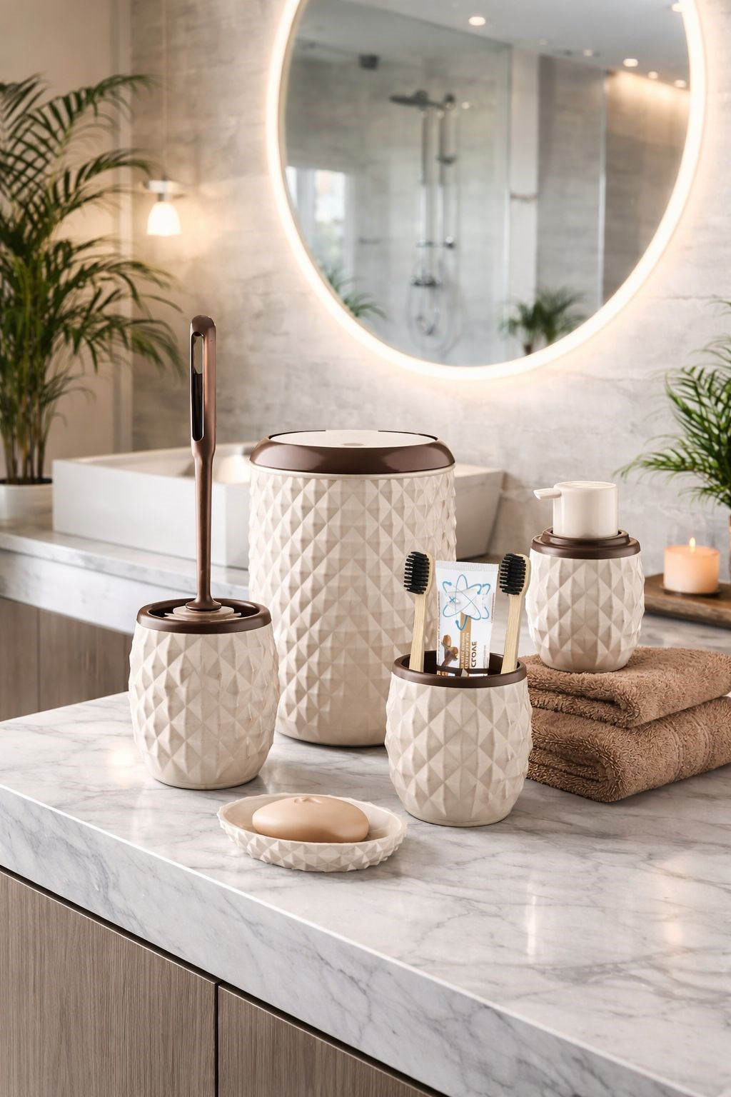 Ananas Desenli Banyo Aksesuar Seti – Click Kapaklı Çöp Kovası, Tuvalet Fırçası ve Lavabo Üstü Set (5 Parça)